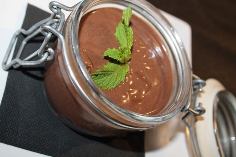 Vasito cremoso de chocolate con almendra y bizcocho de café