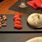 Burrata con humo de romero, compota de tomate cherry y muesli