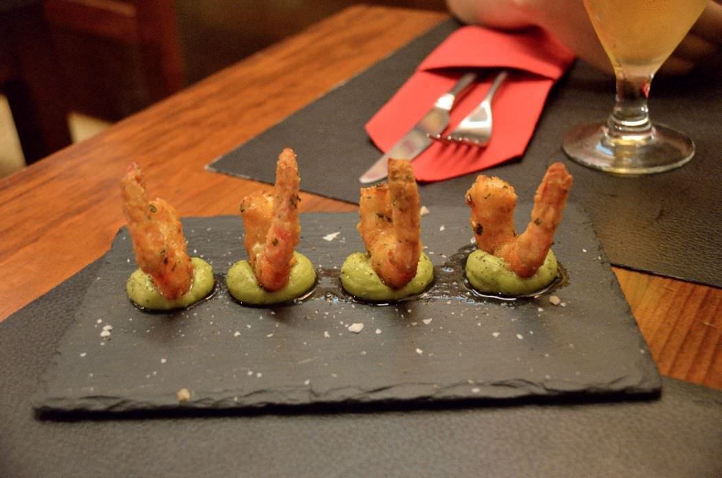 Langostinos empanados con guacamole de wasabi