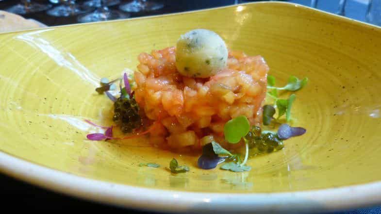 Tartar de tomates ecológicos, ciruela de Cal Valls, sorbete de albahaca y mostaza antigua.