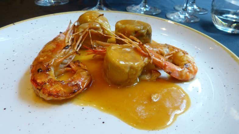 Mar y montaña, con pollo de corral y gambas de costa.