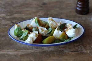 Ensalada caprese con tomates ecológicos