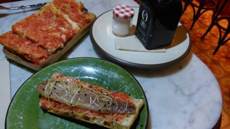 Sardina ahumada y tapa de pan con tomate, junto a la sal Maldon y el aceite de oliva.