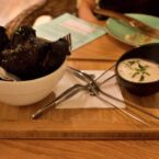 Rabas de calamar en tempura de cerveza negra con aire de yuzu