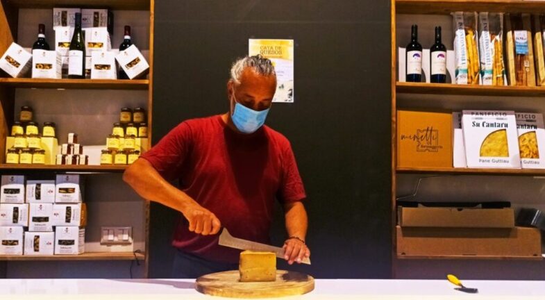 Pietro, cortando uno de los quesos seleccionados.