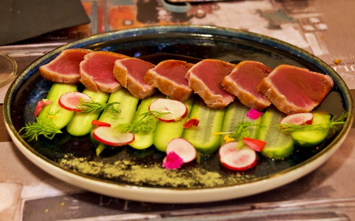 Tataki de atún con salsa Ponzu, polvo de alga Wakame y pepino marinado