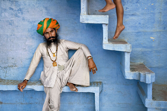 Man Beneath Stairs - Steve McCurry expone en FotoNostrum Barcelona
