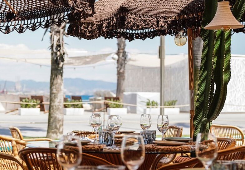 Restaurante Julieta´s en primera linea de playa, bajo el hotel W. Lugar del que disfrutar de su gastronomía, sus vistas y su fiesta en la terraza.