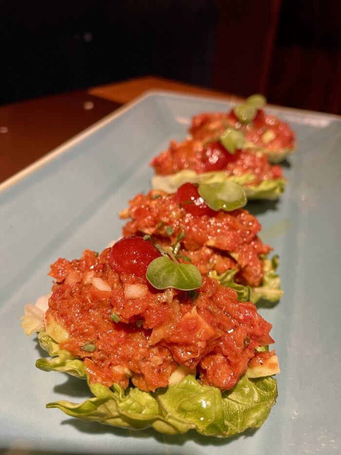 Tartar de tomate semi seco con kimchi y aguacate. Casa Gracia