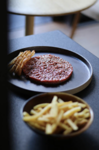 restaurante negro rojo