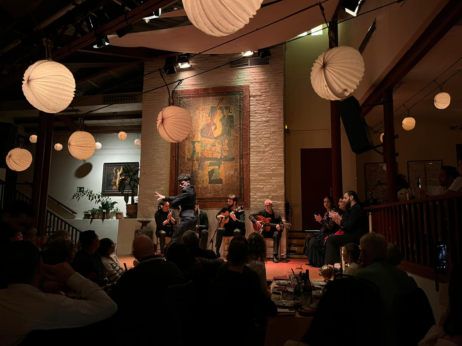 Local del Tablao de Carmen, con los bailaores y los musicos