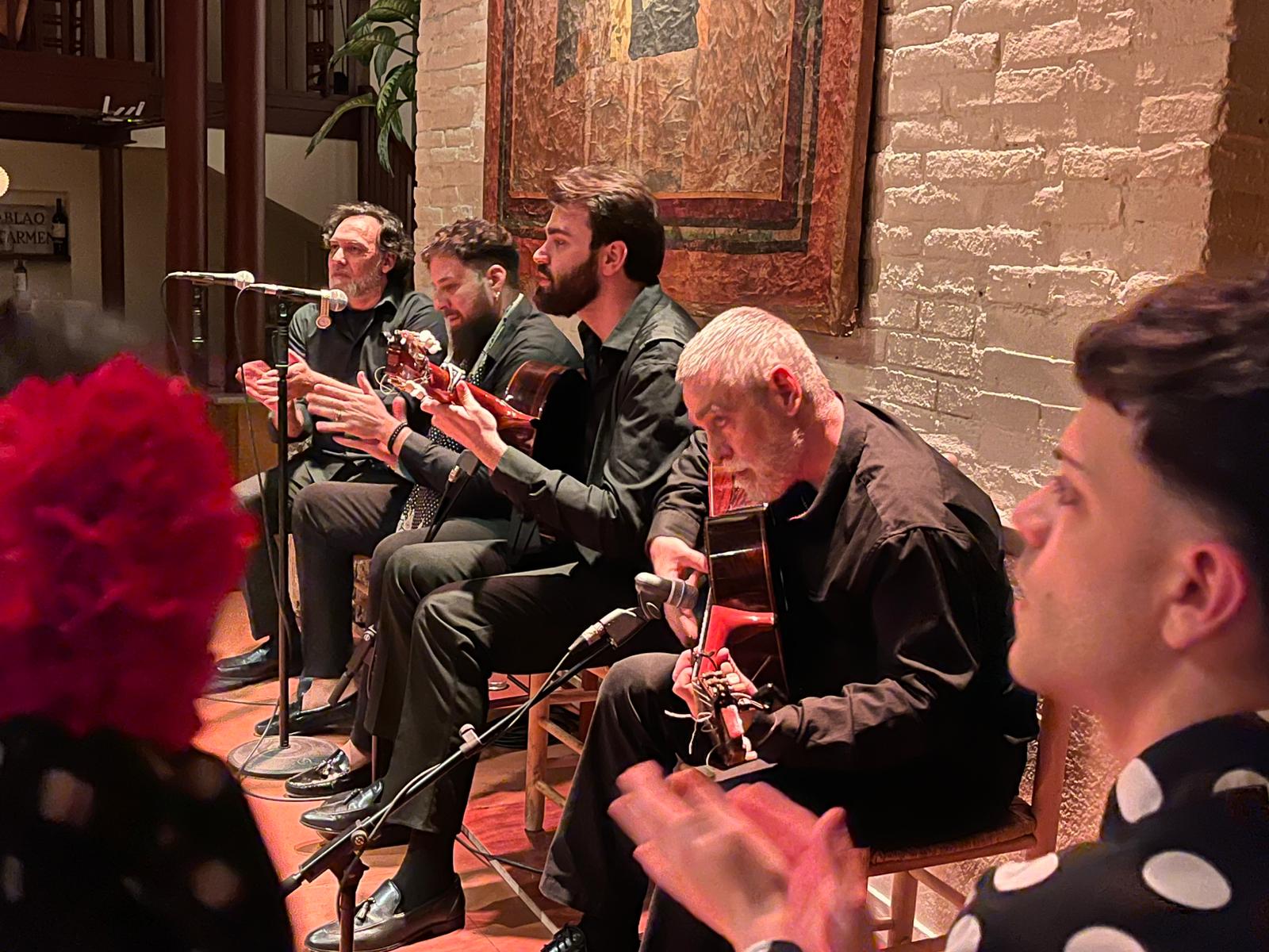 Los músicos, dos guitarras y dos cantantes