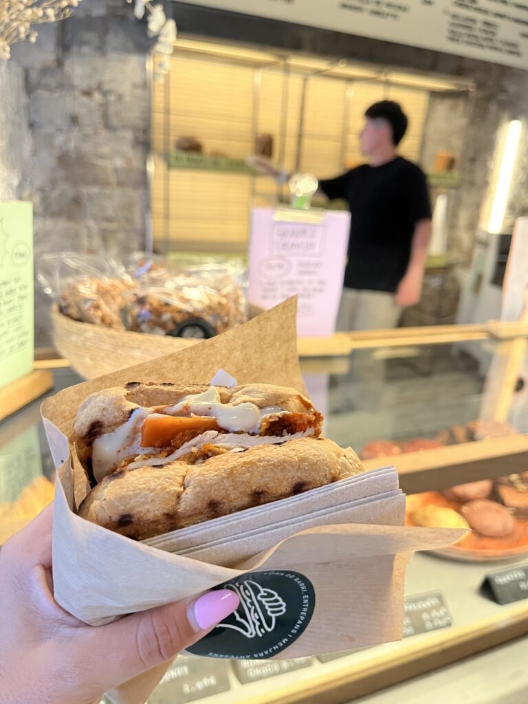 Colmado Puntal. Bocadillo de pollo marinado frito con kimchi casero y mayonesa de sésamo