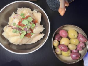 Seleccíón de Aceitunas, Rocas de Parmesano D.O. Parma, tomate seco y grisines.