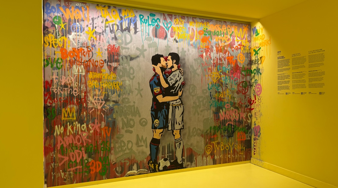 Mural de pintura de beso Cristiano y Messi en white rabbit barcelona